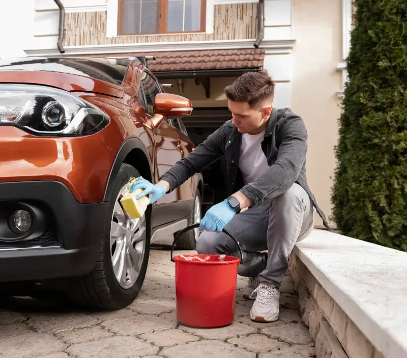 Lavage auto à domicile Saint-Paul-sur-Ubaye : professionnel intervenant sur un véhicule